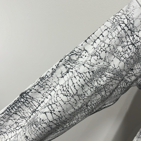 Lululemon All  Yours Cropped Hoodie in Thread Dye White Black - Picture 11 of 11